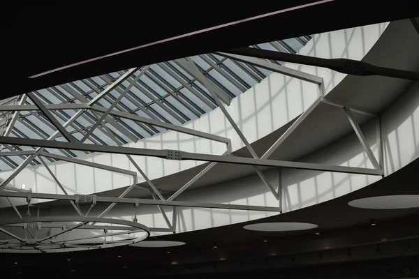Structuur plafond. glazen dak en verlichting in het interieur — Stockfoto