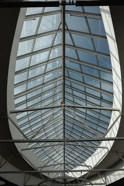 Strukturierte Decke. Glasdach und Lichter im Innenraum — Stockfoto