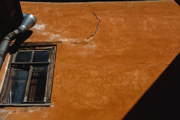 テキスト用のスペースがあるオレンジ色の壁の単一のウィンドウ. — ストック写真