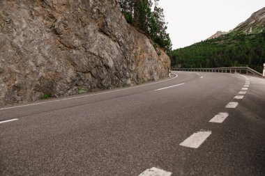 dağ yolu. kayalar ve gökyüzü bir arka plan üzerinde asfalt