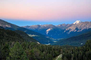 İsviçre Dağları 'nda gün batımı. İsviçre Alpleri