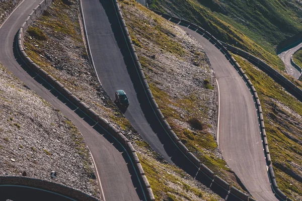 One small single car on a long road — Stock Photo, Image