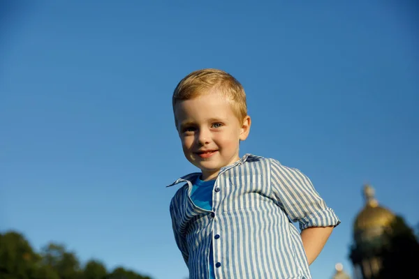 Piękny uśmiechnięty chłopczyk. portret szczęśliwego dziecka na świeżym powietrzu — Zdjęcie stockowe