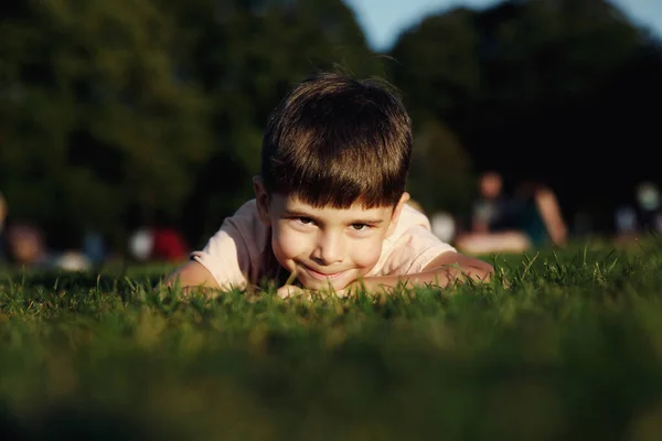 Portrét mladého chlapce na trávě — Stock fotografie