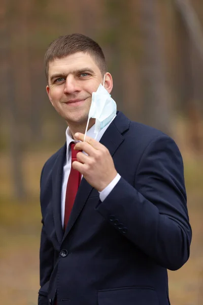 Men medical face mask on — Stock Photo, Image