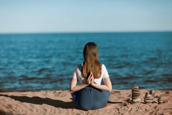 Kız gölün kıyısında yoga yapıyor.. — Stok fotoğraf