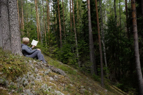 Dziewczyna czyta książkę w lesie — Zdjęcie stockowe