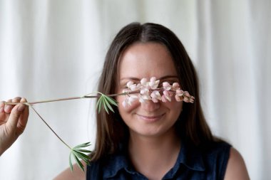 Çiçekçi inek bitkileri kurutur ve hasat eder. Çiçekçinin atölyesinde çalışan kız..