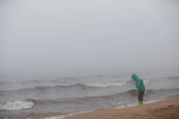 赤ん坊は湖の岸の霧の中を歩く — ストック写真