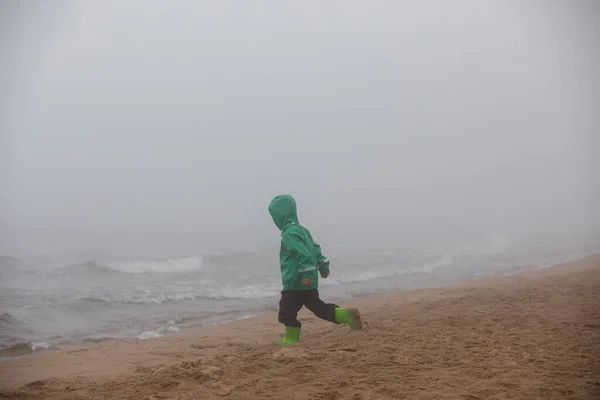 赤ん坊は湖の岸の霧の中を歩く — ストック写真
