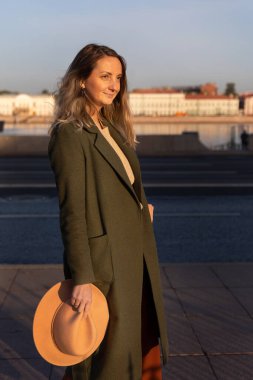 Bir kız şehirde dolaşıyor..