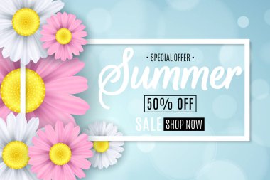 Yaz Satılık. Mevsimlik afiş. Açık mavi renkli çok renkli çiçekler. Parlama bokeh. Kaligrafi metin. Vektör çizim. EPS 10