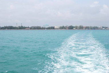 ufukta denize ve şehir manzarasına oamy yolu