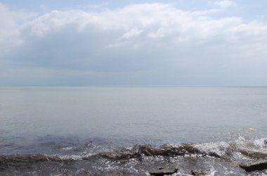 Güneşli bir günde sakin bir deniz