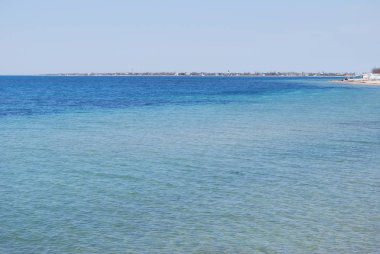 Güneşli bir günde sakin bir deniz