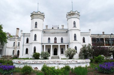 bahar yeşil yaprakları arasında beyaz antik kale