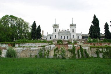 bahar yeşil yaprakları arasında beyaz antik kale