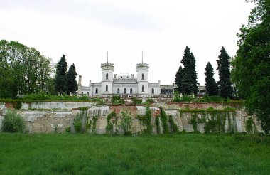 bahar yeşil yaprakları arasında beyaz antik kale
