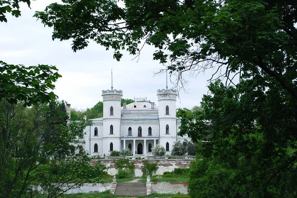 Weißes Altes Schloss Inmitten Frühlingshaften Grünen Laubs — Stockfoto