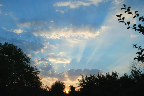 Sun Rays Coming Out White Fluffy Clouds — Stock Photo, Image