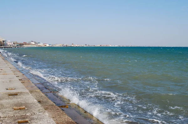 Olas Del Mar Rompen Los Escalones Del Paseo Marítimo — Foto de Stock