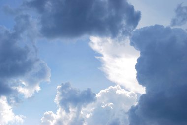 Kolay beyaz bulutlar açık mavi gökyüzünde