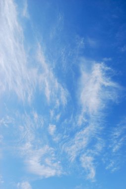 Kolay beyaz bulutlar açık mavi gökyüzünde