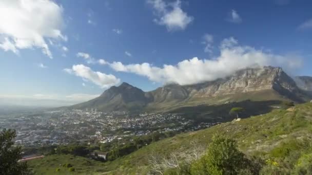 Timelapse Table Mountain Mostrando Nubes Pasar Sobre Cumbre Ciudad Del — Vídeo de stock