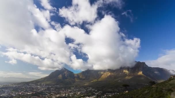 Timelapse Table Mountain Mostrando Nubes Pasar Sobre Cumbre Ciudad Del — Vídeos de Stock