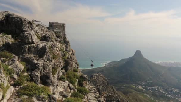 テーブル山のケーブルカーの乗り場ケーブルカー信号の丘と山を背景に ケープタウン 南アフリカ共和国旅行 — ストック動画