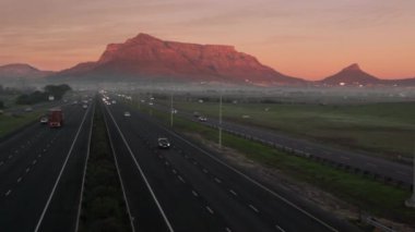 Karayolu trafik sabahın erken saatlerinde arka planda Masa Dağı ile Cape Town.