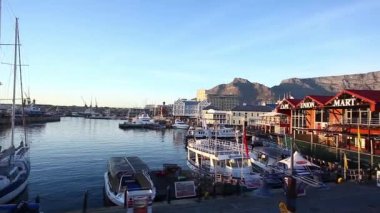 Cape Town, Western Cape, Güney Afrika - 3 Temmuz 2010: görünümü Table Mountain Victoria ve Alfred Waterfront, Cape Town, Güney Afrika, Pan