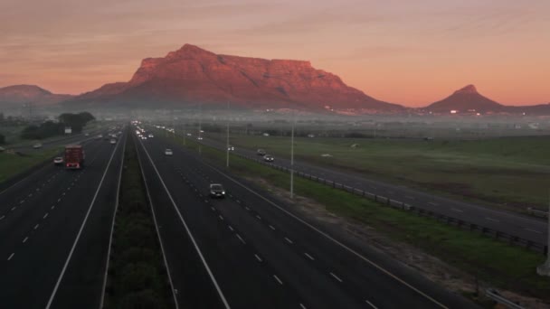 Highway Traffic Kapstaden Med Taffelberget Bakgrunden Tidigt Morgonen — Stockvideo