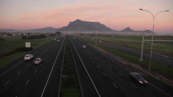 Autobahnverkehr Kapstadt Mit Dem Tafelberg Hintergrund Frühmorgens — Stockvideo