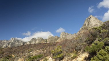Bulutlar 12 havariler dağ aralığı boyunca, üzerinde Masa Dağı, Cape Town, kampın bay yanındaki.