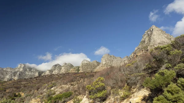 Bulutlar 12 havariler dağ aralığı boyunca, üzerinde Masa Dağı, Cape Town, kampın bay yanındaki.