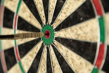 Dart mükemmel bir skor için bir boğa göz isabet