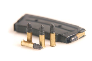 .Beyaz arka planda mermi ile 22 tüfek dergisi.