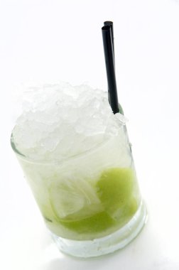 Limonlu mojito rom kokteyli bardakta, yanında da stra.