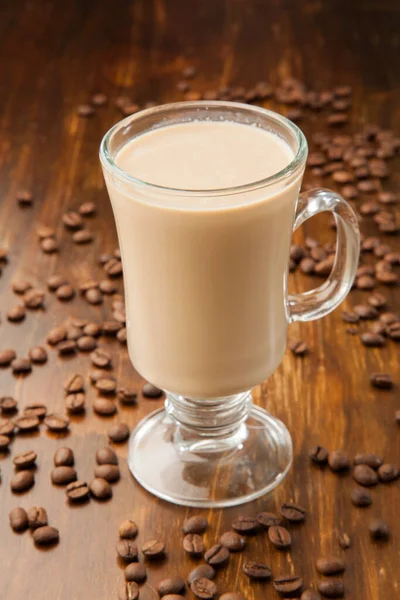 Köstlicher Caffe Latte Auf Einem Holzhintergrund Umgeben Von Gerösteten Kaffeebohnen — Stockfoto