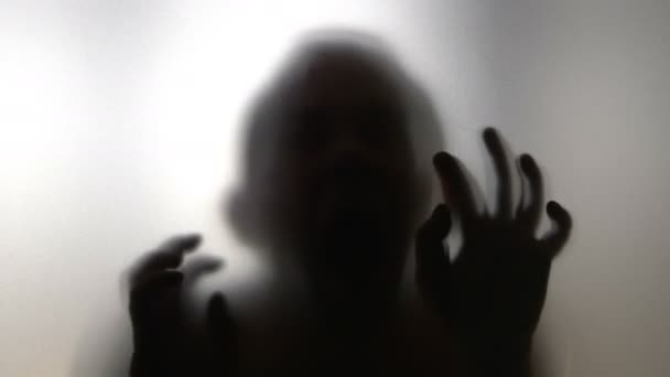 Τρομακτικός Άνθρωπος Πίσω Από Παγωμένο Γυαλί Αργή Κίνηση 60Fps — Αρχείο Βίντεο