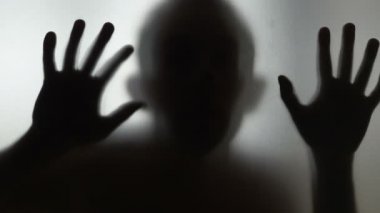 4 km yavaş çekimde buzlu camın arkasında korkunç bir insan var. 60 fp.