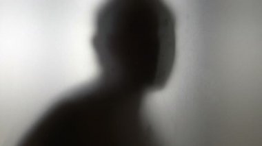 4 km yavaş çekimde buzlu camın arkasında dans eden adam 60 fp.