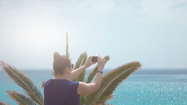 Mujer Tomando Una Foto Las Vacaciones Cámara Lenta 120Fps — Vídeo de stock