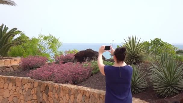 Kadın Tatilde Fotoğraf Çekiyor Ağır Çekim 120Fps — Stok video