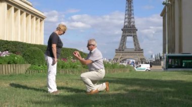 Eiffel Kulesi 'nin önünde evlenme teklifi 4 km yavaş çekimde 60fps