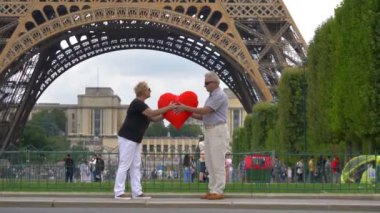 Paris 'te aşık olan son sınıf çifti. Ağır çekimde 60fps.