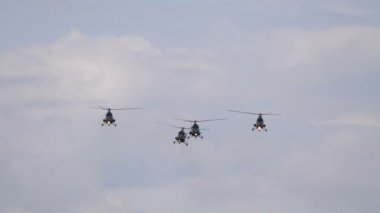 Mi8 helikopter gökyüzü 4 k yavaş 60 fps üzerinde uçan
