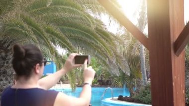 Kadın tatilde fotoğraf çekiyor. Ağır çekim 120fps.