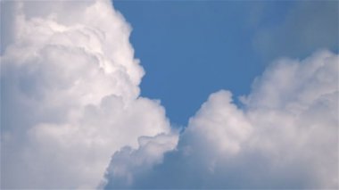 4K içerisindeki değişen bulutların hızlandırılmış videosu